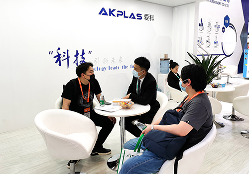 愛科機械參加CHINAPLAS2021，講解注塑機